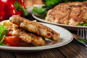 Chicken medallions with red peppers served with chips