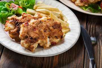 Chicken medallions with red peppers served with chips