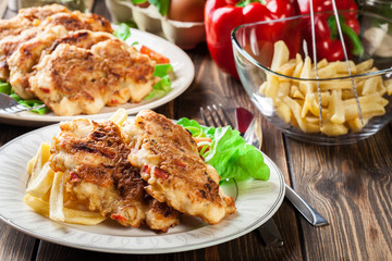 Chicken medallions with red peppers served with chips