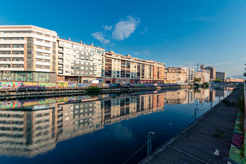 Fototapeta premium Edificios reflejados en el Guadalmedina. Malaga. España