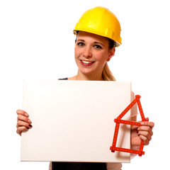 Junge Frau mitm Bauhelm und Schild