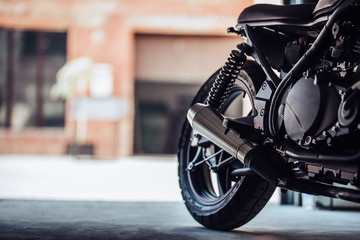 Moderne zwarte motorfiets