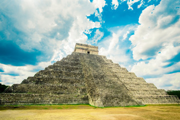 Maya-Tempel mit Wolken