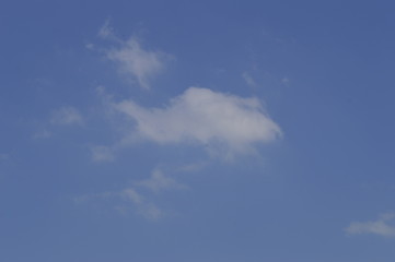 Blauer Himmel mit einzelner Wolke
