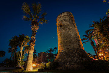 Fotografía nocturna Torre Vigía. Puerto Marina. Malaga