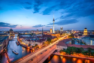 Tuinposter Berlin Mitte skyline & 39 s nachts met tv-toren en uitzicht over de Spree © eyetronic