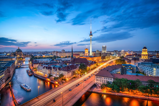 Berlin Mitte Skyline bei Nacht mit Fernsehturm und Blick über die Spree