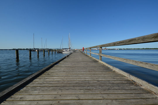 Bootssteg im Hafen Altefähr mt Blick nach Stralsund