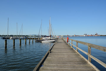 Fototapeta na wymiar Segelschiffe im Hafen Altefähr - Blick nach Stralsund
