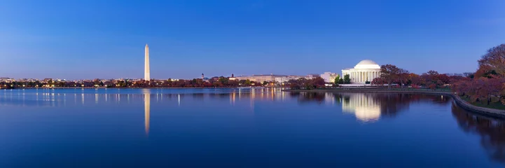 Photo sur Plexiglas Monument historique Jeffeerson Memorial et Washington Monument réfléchi sur Tidal Basin dans la soirée, Washington DC, USA. Image panoramique