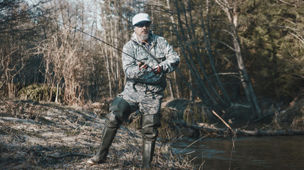 Obraz premium Fishermen on the bank of a forest river