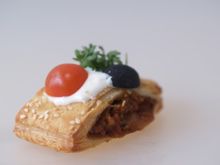 Blätterteigtasche mit Tomate