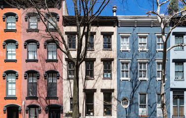 Fototapeta premium Wiersz kolorowych starych budynków wzdłuż ulicy na Manhattanie w Nowym Jorku