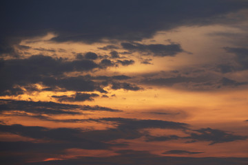 Obraz premium Zachód słońca z ciemnymi chmurami w thialand