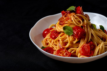 Espaguete com tomates