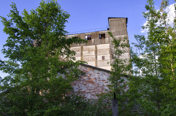 Fototapeta na wymiar an abandoned building in the summer