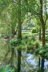 Obraz premium Jardin paysagé arboré, potager et topiaire