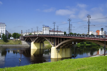 a small bridge across the river in the city