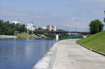 Fototapeta na wymiar a small bridge across the river in the city