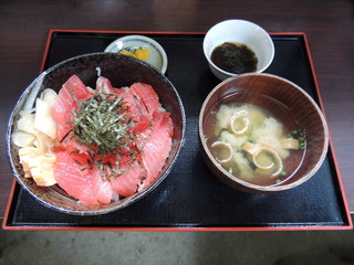 生マグロ丼
