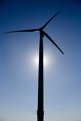 Wiatrak  na tle nieba.
