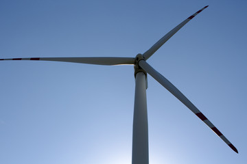 Wiatrak  na tle nieba. © trojan74