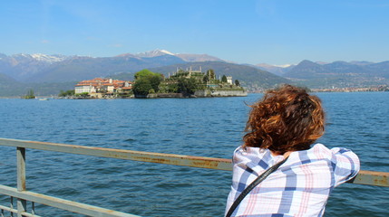 Fototapeta na wymiar giovane donna in vacanza al lago - relax