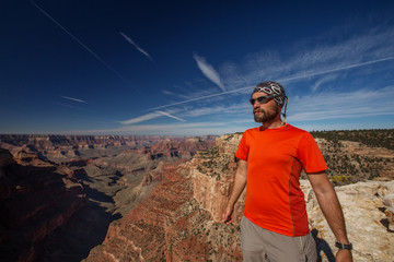 Naklejka premium Wycieczkowicz w Parku Narodowym Wielkiego Kanionu, North Rim, Arizona, USA