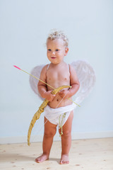 Obraz premium Small cupid is posing to the camera