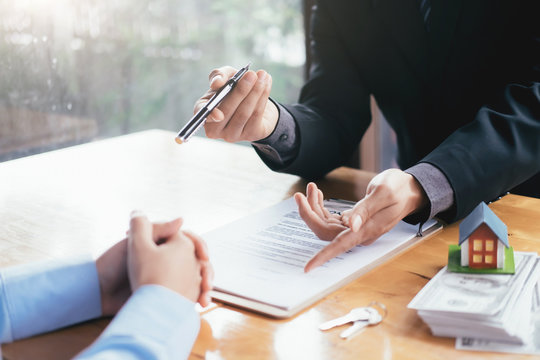 Real estate broker residential house rent listing contract.