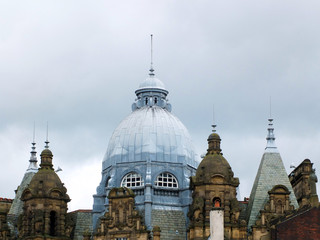Fototapeta na wymiar ornate roof and to against a grey sky