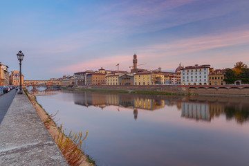 Obraz premium Florence. The city embankment along the Arno River.