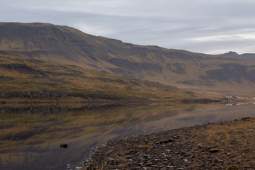 Blick über einen verspiegelten See, Island