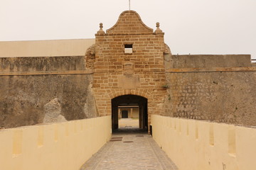 Eingangsbereich des Castillo Santa Catalina in Cadiz in Andalusien © Pixel62