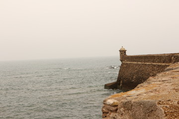 Außenmauern und Wachturm des Kastells Santa Catalina in Cadiz in Andalusien © Pixel62