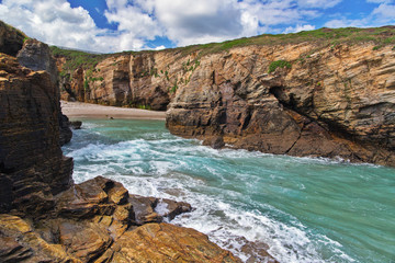 Obraz premium View of the beach between rocks