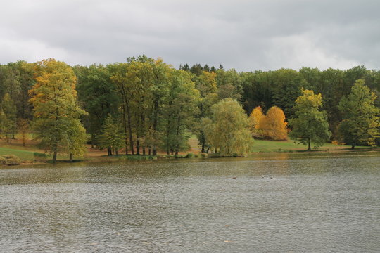 Herbstlicher See