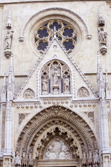 Obraz premium Beautiful decorations above Zagreb cathedral entrance
