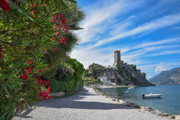 Idyllischer Uferweg am Gardasee in Malcesine mit Blick zur Burg