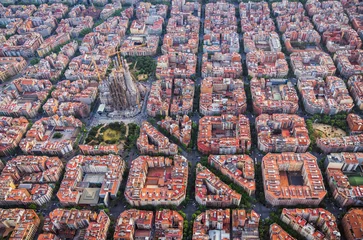 Fotobehang Barcelona Luchtfoto van het residentiële district van Barcelona Eixample en de Sagrada familia, Spanje. Licht in de late namiddag