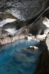 Höhle Grjótagjá im Mývatn-Gebiet / Nord-Island