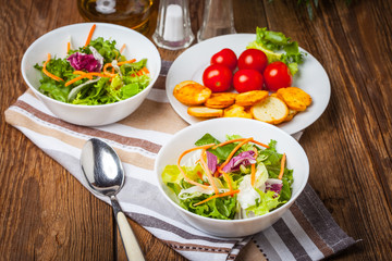 Mix of lettuce with croutons.