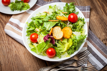 Mixed salad with croutons.