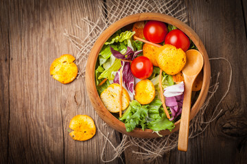 Mixed salad with croutons.