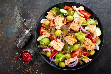 Photo sur Plexiglas Plats de repas Salad with fish. Fresh vegetable salad with salmon fish fillet. Fish salad with salmon fillet and fresh vegetables on plate