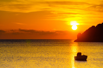 Sonnenaufgang oder Sonnenuntergang über der Meeresoberfläche