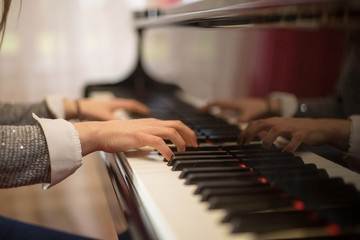 Obraz premium Woman playing piano