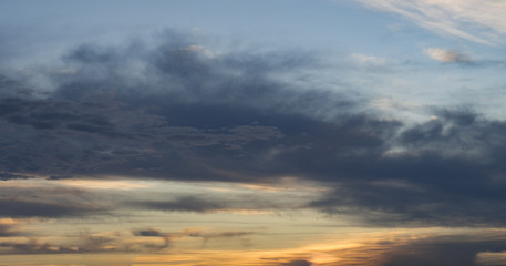 Naklejka premium chmury na niebie o zachodzie słońca