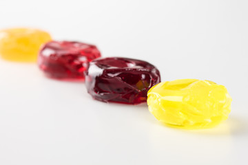 vier bunte Bonbons