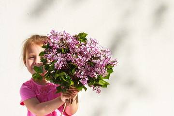 a bouquet of flowers in the hands of the girl
